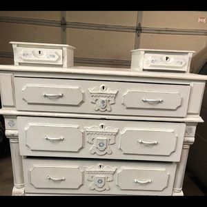VINTAGE CHEST PERFECT FOR NURSERY OR INVEST FOR $